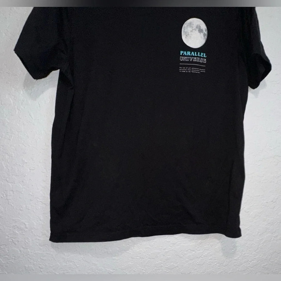 Men's Old Navy Parallel Universe Short Sleeve T-Shirt - Picture 3 of 6